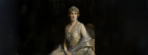 La alcaldesa de Santander asiste a la inauguración de la exposición ‘Victoria Eugenia’, presidida por Sus Majestades los Reyes